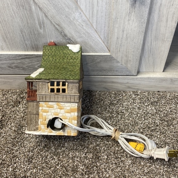 DEPT 56 THE ORIGINAL 7 SHOPS OF DICKENS VILLAGE "BEAN & SON SMITHY SHOP" #65153 - Picture 5 of 11